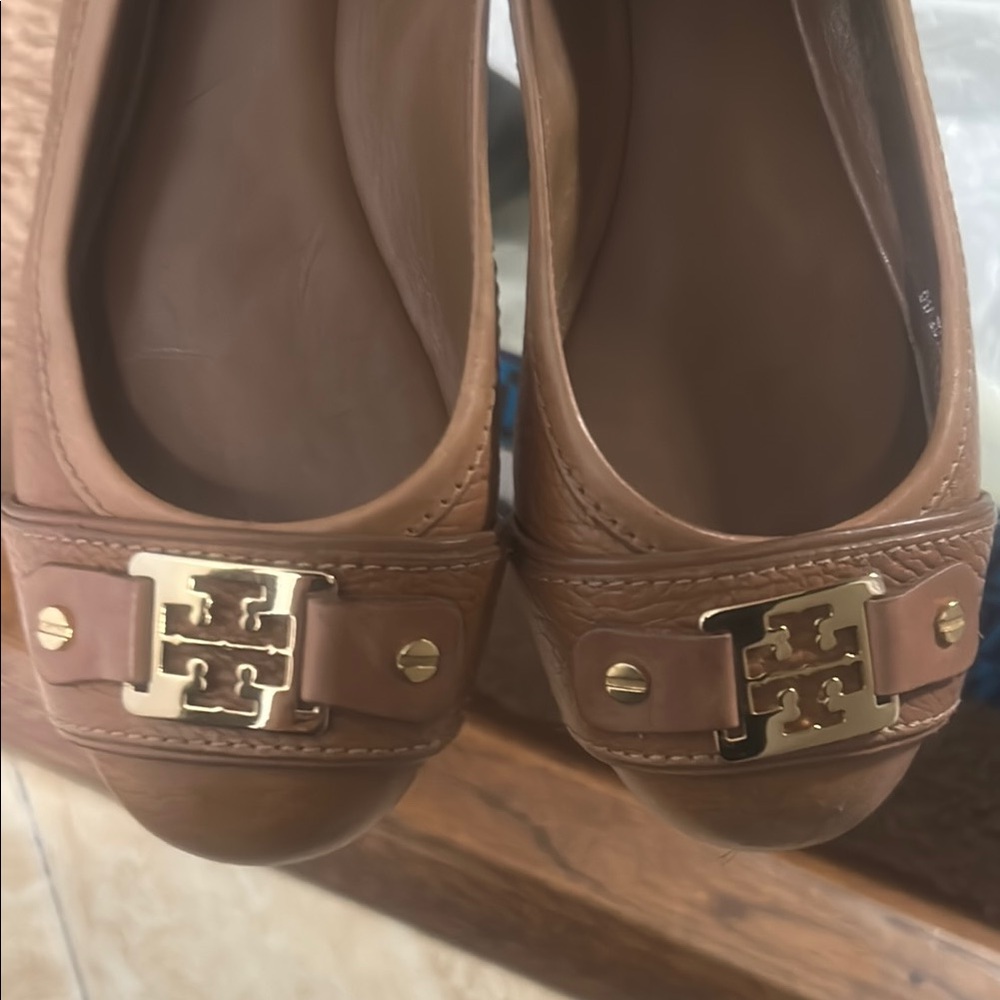 Tory Burch Tan Flats with Gold Embellishment - Picture 5 of 10